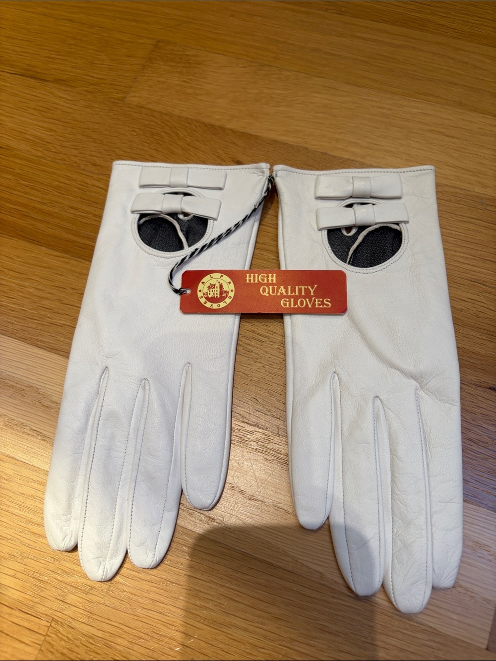 Alpa High Quality White Leather Driving Gloves with Bow Accent NWT Size 8